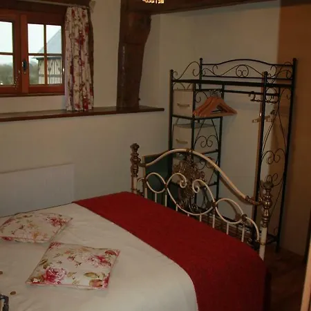 D'hotes La Difference-le Pressoir Bed & Breakfast