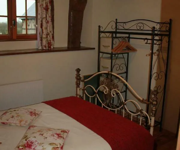 D'hotes La Difference-le Pressoir Bed & Breakfast