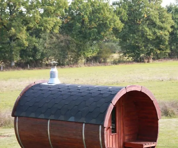 D'hotes La Difference-le Pressoir Bed & Breakfast 4*